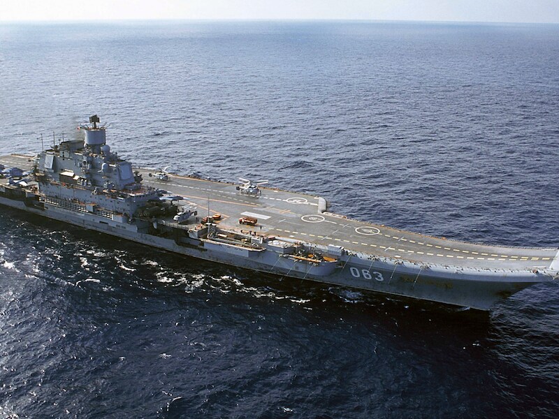 Het enige Russische vliegdekschip Admiraal Koeznetsov ligt sinds enkele dagen voor de Syrische kust.