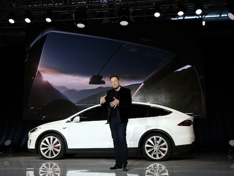 Tesla-CEO Elon Musk met een Tesla Model X.