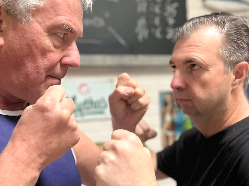 Chris Vervliet (links) en Guy Dumst (rechts) bij de traditionele face-off, de avond voor de wedstrijd.