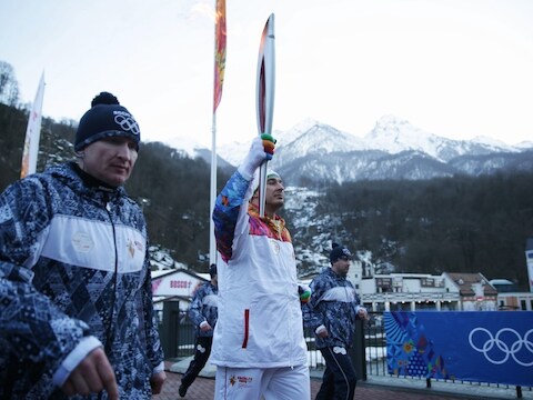 De olympische vlam komt aan in Sochi.