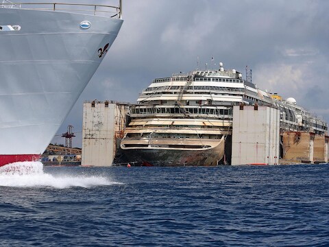 De Costa Concordia bij het rechttrekken voor het eiland Giglio.