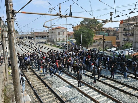 Migranten en actievoerders in het station van Ventimiglia.