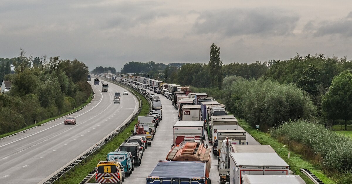 Bewakingsagent scheurt met 198 kilometer per uur over de E403 in ...