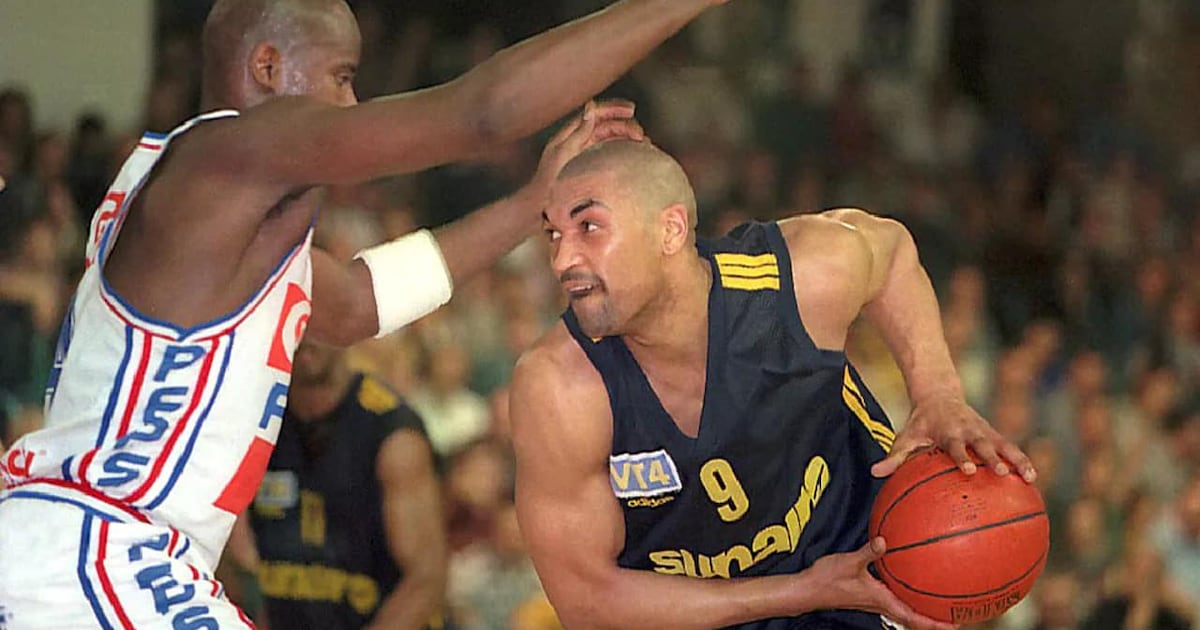 Barry Mitchell, voormalig profbasketballer en vader van NBA-speler Ajay ...