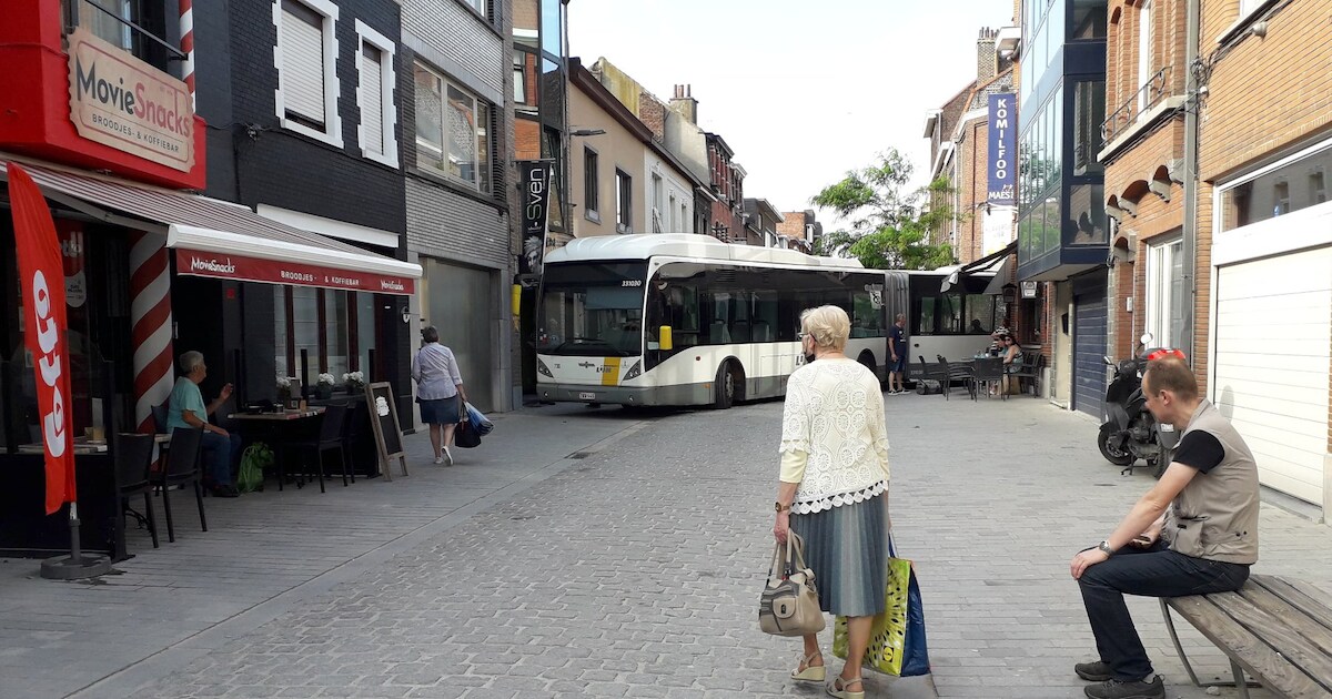 Chauffeur van harmonicabus verdwaalt in kleinste straatjes van ...