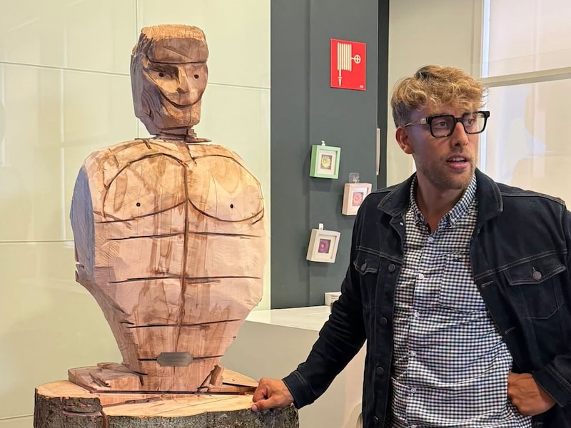 “Of de opdracht geslaagd is, mag je zelf komen beoordelen”: ludiek kunstbeeld van roeier Ward Lemmelijn staat in stadhuis van Tienen