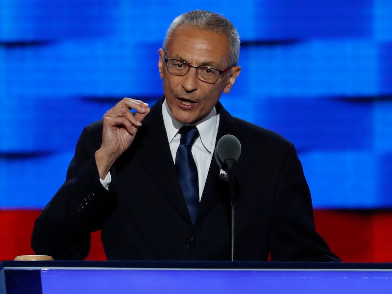 Clintons campagneleider John Podesta stelt ook dat de Trump-campagne onder een hoedje speelt met Julian Assange van klokkenluiderswebsite WikiLeaks.