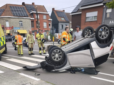 De Aixam belandde op z'n dak, na de botsing langs de Mandellaan in Roeselare. Nadien werd het voertuig weer op z'n vier wielen gezet.