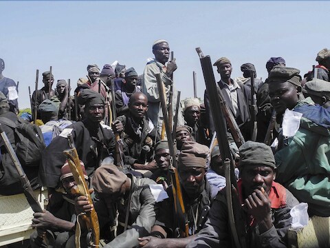 Een groep traditionele Nigeriaanse jagers op weg naar de militanten van Boko Haram in Mubi.