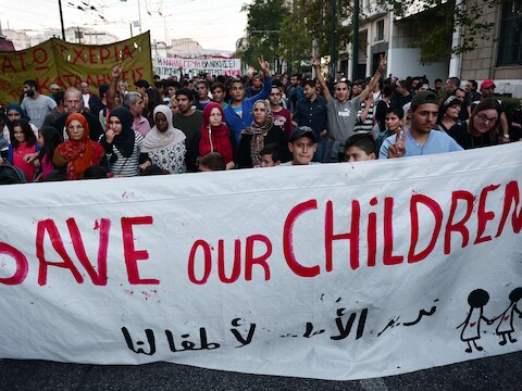 Protesten in Athene tegen de detentie van vluchtelingenkinderen. De protestanten eisen rechten voor de vluchtelingen en migranten die vastzitten in Griekenland nadat enkel Balkan- en EU-landen hun grenzen voor de vluchtelingen sloten.