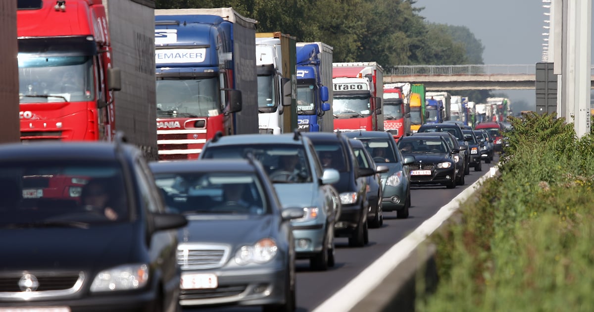 Drie kwartier file op E313 richting Hasselt door ongeval ter hoogte van Herentals: één rijstrook ver