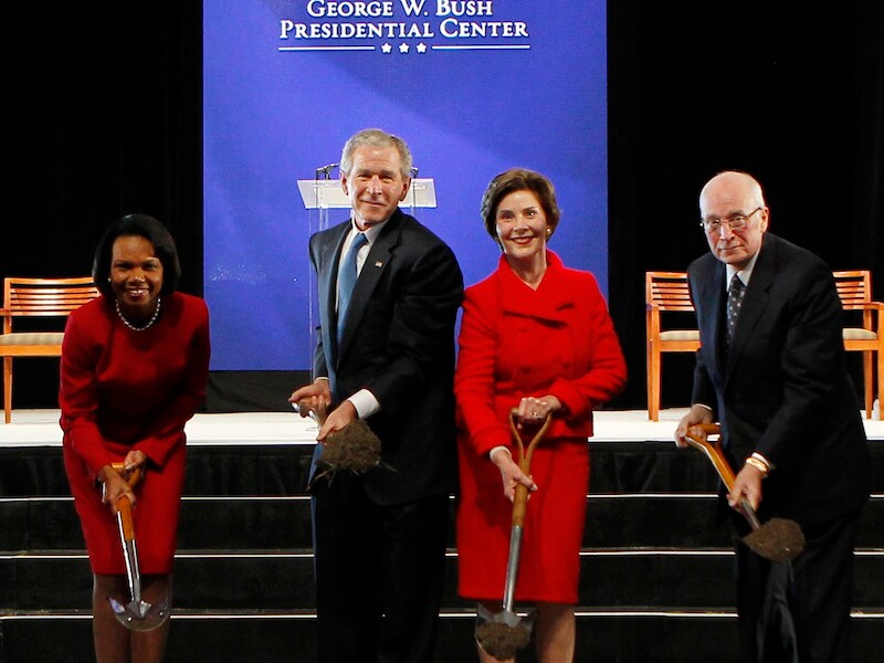 Condoleezza Rice, George W. Bush, Laura Bush en Dick Cheney tijdens de openingsceremonie van het George W. Bush Presidential Center in Texas in 2010.