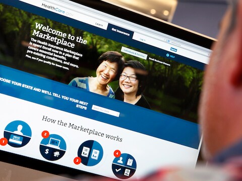 Een man probeert op de site van Obamacare in te loggen.