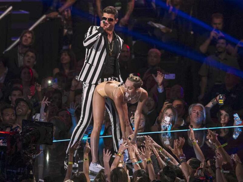Miley Cyrus en Robin Thicke bij de 2013 MTV Video Music Awards.