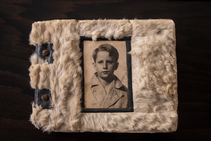 Oude logboeken van Scouts Prins Boudewijn in Wetteren met een jonge Prins Boudewijn op de cover.