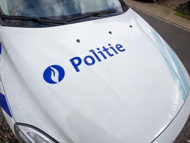 Dieven breken garagebox open in Geel en stelen fiets, gereedschap en reiskoffer