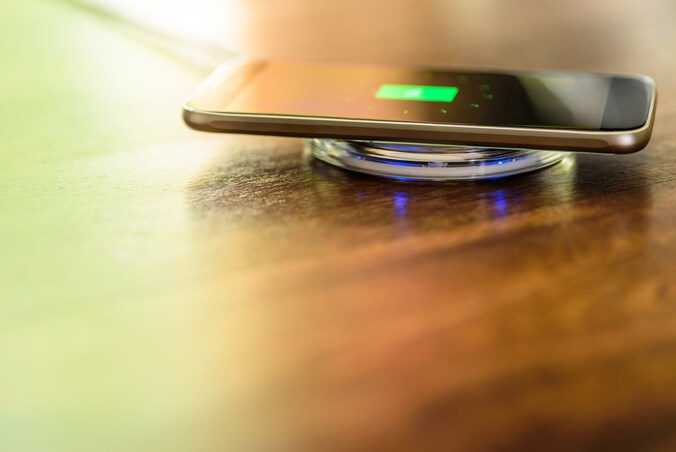 Er komen steeds meer smartphones op de markt die je draadloos kan opladen.