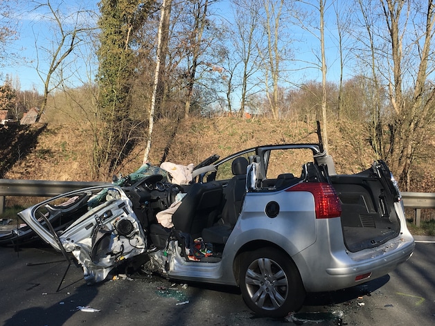 Autobestuurder raakt zwaargewond bij ongeval met drie voertuigens op R6 ...