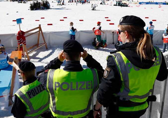 Enkele politieagenten op het WK noordse ski in Seefeld.