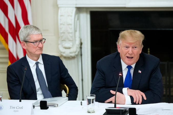 Trump noemt Apple-CEO Tim Cook “Tim Apple”, terwijl hij naast hem zit ...