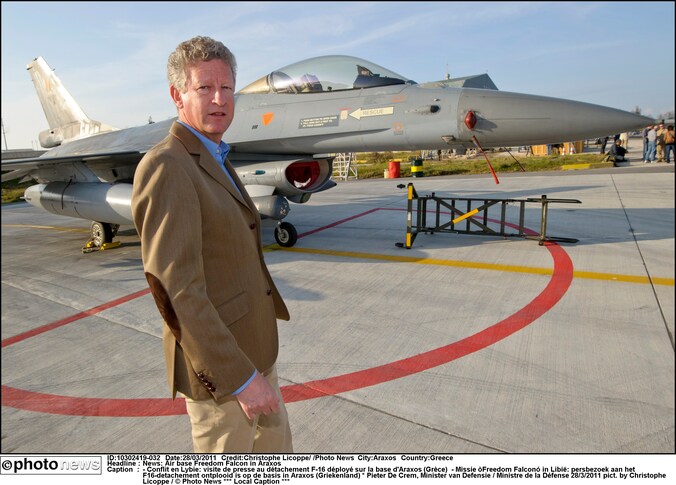 Pieter De Crem bij een Belgische F-16.