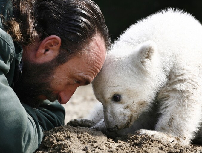 Een foto uit 2007 van Knut en verzorger Thomas Dörflein.
