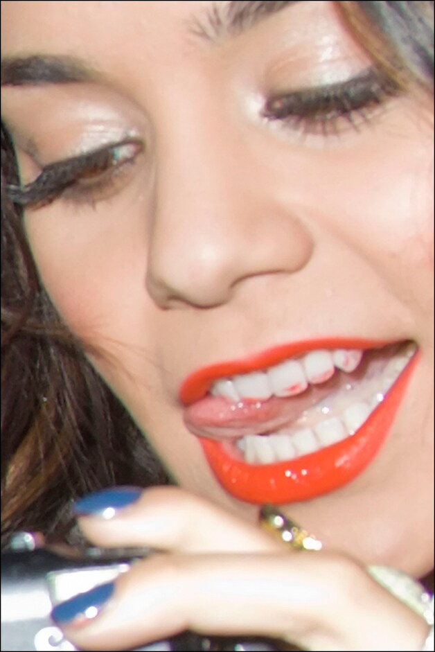 Vanessa Hudgens met lipstick op de tanden.