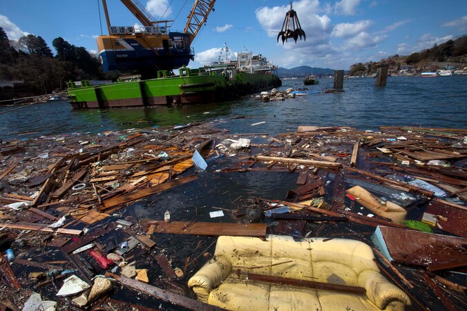 Afval van de tsunami in Japan drijft nog steeds rond in de Stille Oceaan.
