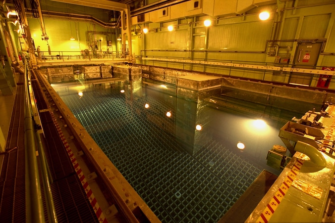 Het bassin in een reactorgebouw van de verwoeste kerncentrale Fukushima Dai-ichi.