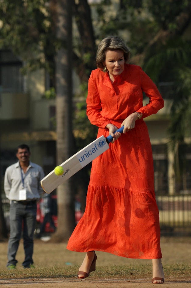 Het ziet er wel wat onhandig uit, maar we huldigen koningin Mathilde voor haar poging tot een spelletje cricket in het Indiase Mumbai, in 2017.