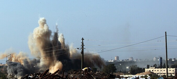 Israëlische raketten treffen een militair kamp van Hamas.