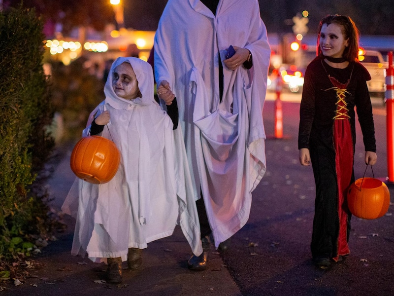 Kinderen trekken met Halloween op speurtocht op de Bredabaan