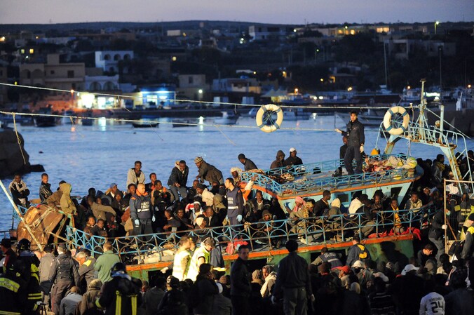 Archiefbeeld van een vluchtelingenboot die de haven van Lampedusa bereikt.