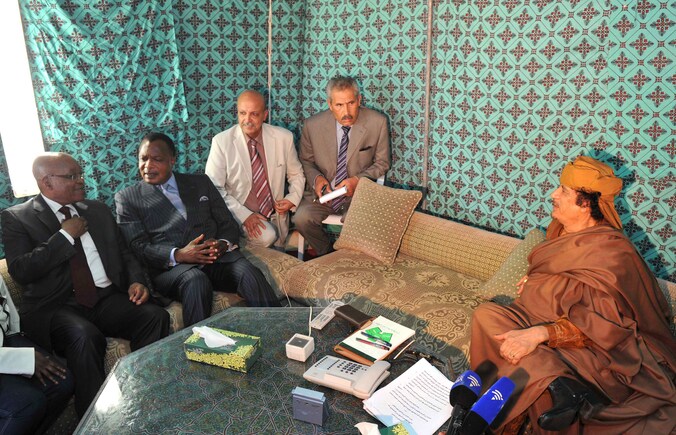 Jacob Zuma, uiterst links, bij Kadhafi (rechts) vorige maand.
