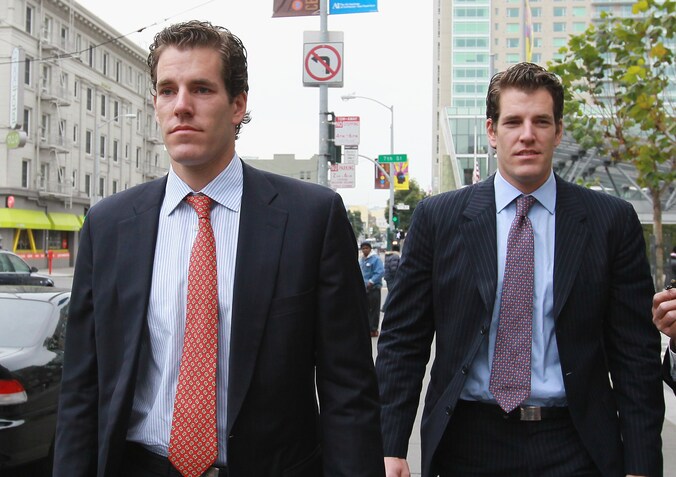 Cameron (L) en Tyler (R) Winklevoss