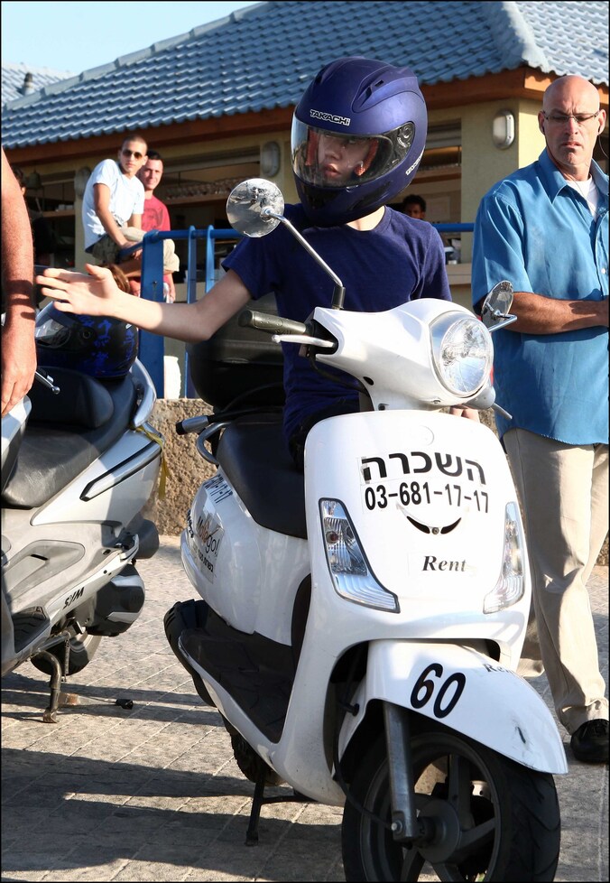 Bieber ging in Tel Aviv op een huurscooter de stad verkennen.