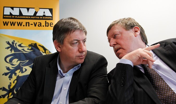 Jan Jambon (l) en Siegfried Bracke van N-VA tijdens een persconferentie.