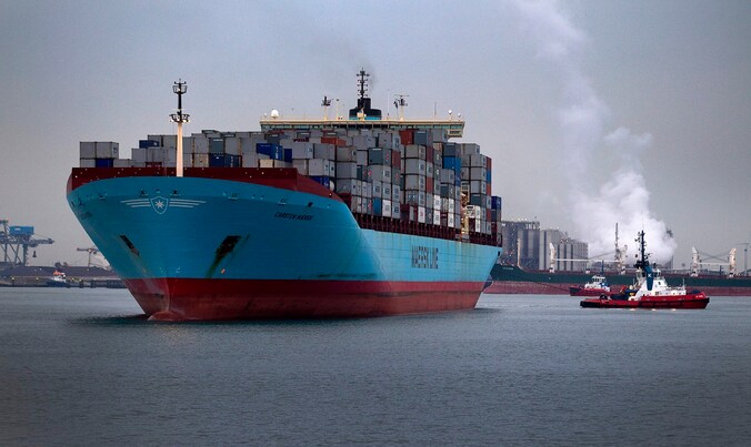 Een cargoschip in de Rotterdamse haven.