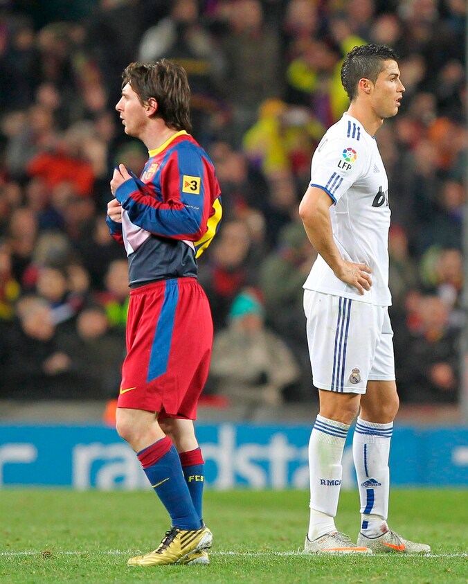 Messi en Ronaldo staan lijnrecht tegenover elkaar.