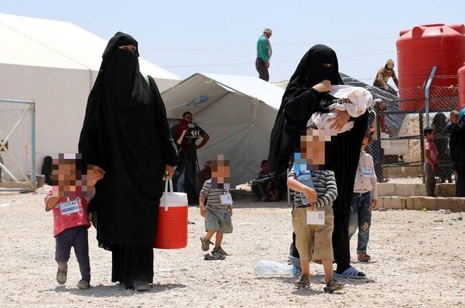 Vrouwen van IS-strijders met hun kinderen tijdens hun deportatie van het Al-Hol kamp in Syrië. Archiefbeeld.