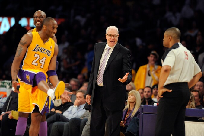 Lamar Odom maakt een trappende beweging. Op het basketbalveld.