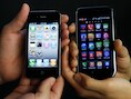 Een iPhone 4 (L) en Samsung Galaxy SII.