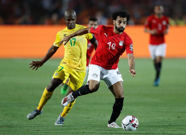 Musona in duel met Salah.