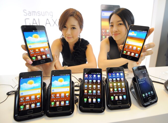 Zuid-Koreaanse modellen poseren bij de Samsung smartphone 'Galaxy S2'.
