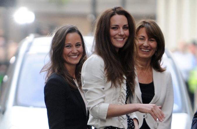Kate met haar zus Pippa (L) en moeder Carole (L)