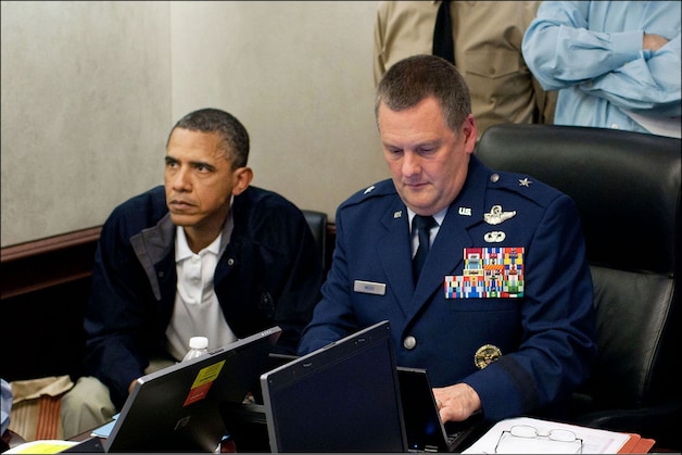 25 lange minuten keek Obama toe hoe de operatie verliep.