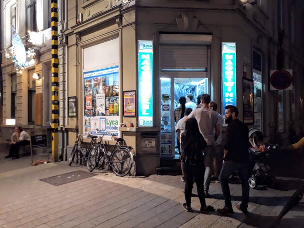 De nachtwinkels doen gouden zaken. Hier in de Steendam is het zelfs aanschuiven tot buiten