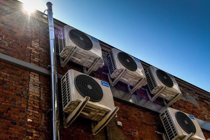 Airconditioning units op een muur in Antwerpen. Archiefbeeld.