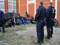 Franse politiemannen bij Tunesische vluchtelingen die tijdens een raid werden opgepakt.
