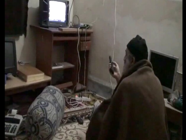 Een ondergedoken Bin Laden kijkt tv vanuit zijn schuiloord in het Pakistaanse Abbottabad. De foto werd enkele dagen na de liquidatie verspreid.